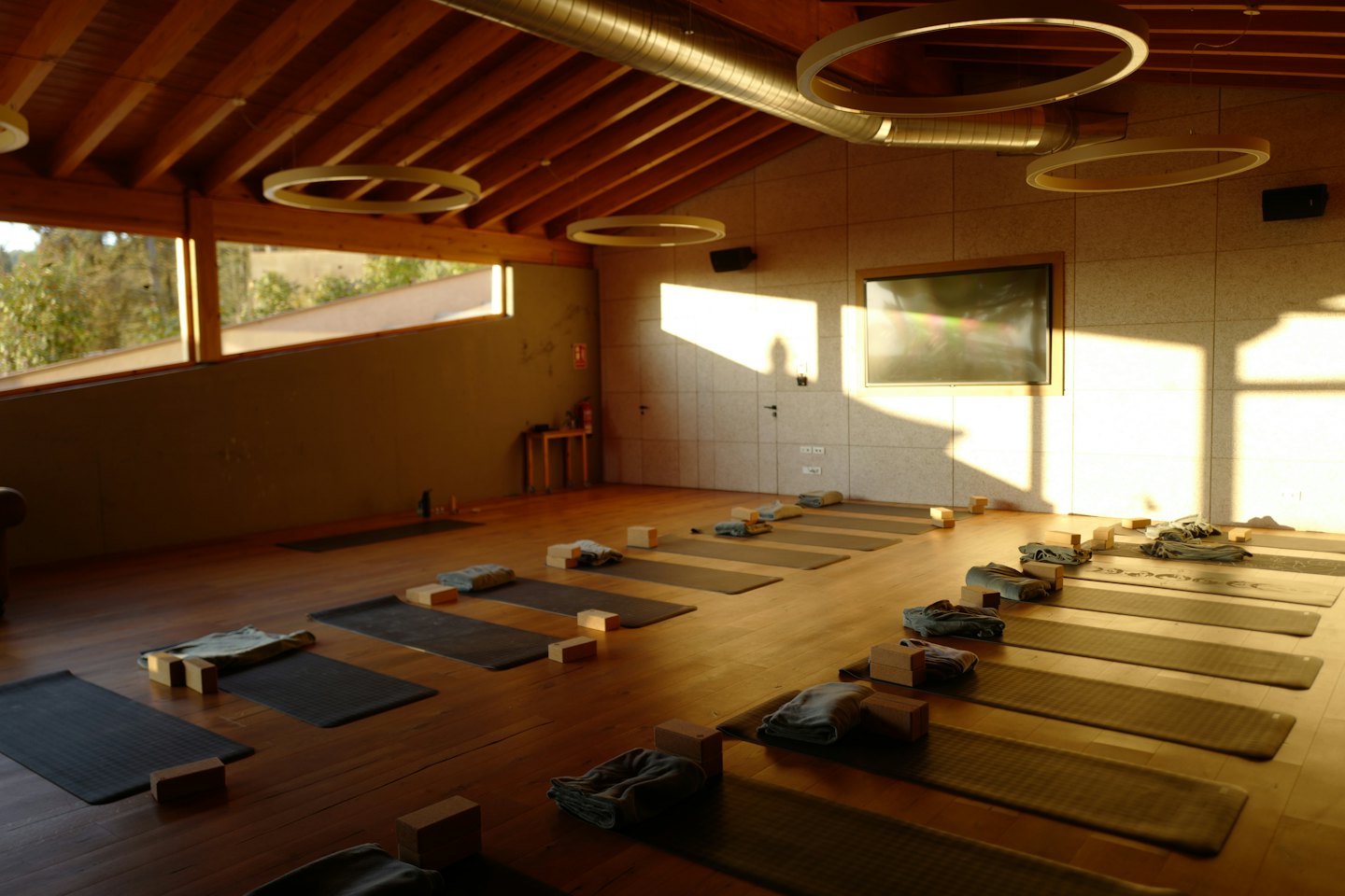 Modern yogastudio inredd för klass med mattor och rekvisita.